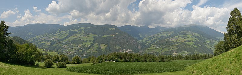 File:Eisacktal rechte Talseite in Klausen Südtirol.jpg