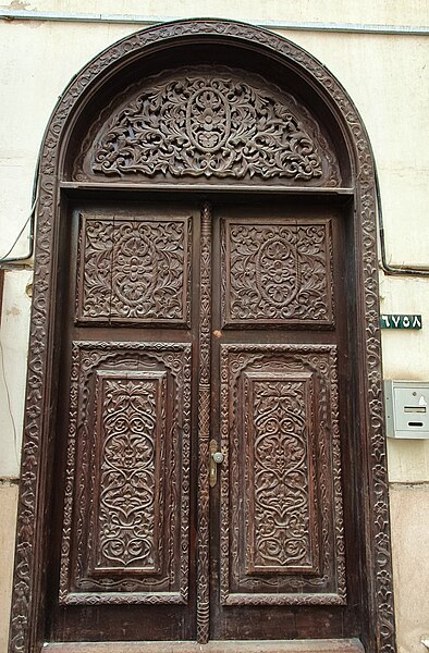 File:Elaborately carved wooden door, old Jeddah, Saudi Arabia (2) (50702743003).jpg