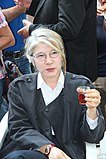 Das ehemalige türkische Parlamentsmitglied Emine Ülker Tarhan trinkt türkischen Tee.