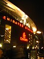 Vue de nuit de l’extérieur du stade.