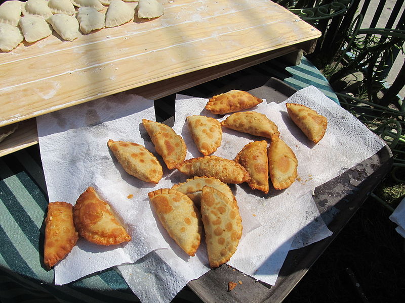 File:Empanadas chilenas fritas.JPG