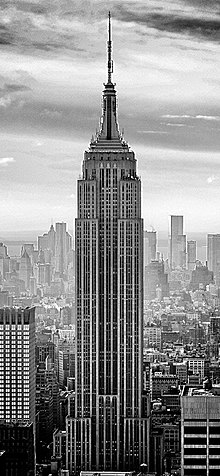 Empire State Building, v NY.  V knihách se uvádí jako nové sídlo Olympu, protože „bohové se stěhují do nejsilnější civilizace“.