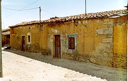 En Villaseco del Pan, Zamora. (Casa típica de piedra y adobe) - panoramio.jpg