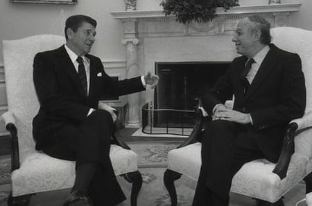 Ephraim Evron and Ronald Reagan 1982.jpg