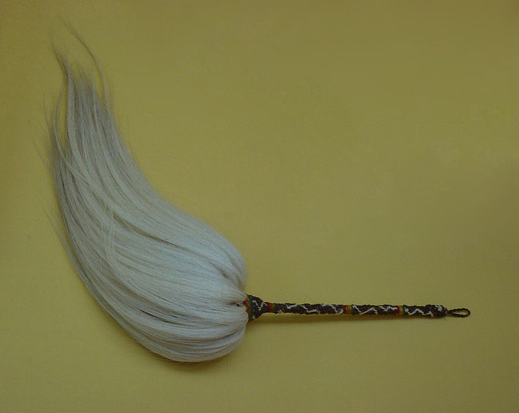 File:Espantamoscas pelo mono blanco MNA.JPG