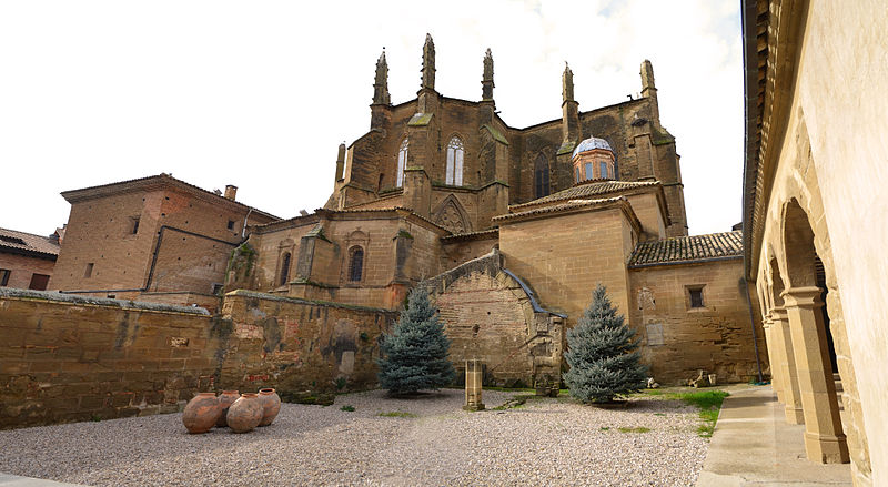 File:Exterior de la catedral desde el patio interior.jpg