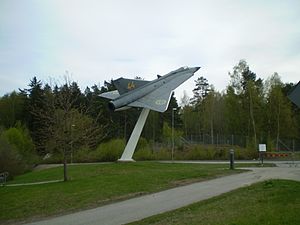 J 35F-2 Draken som gate guard vid före detta F 1.