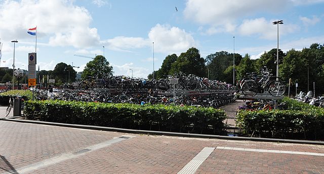 640px-Fietsenstalling_Den_Haag_Centraal.JPG