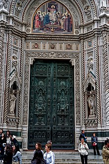 Firenze - Florence - Piazza di San Giovanni - Est Vue sur le portail principal dans le Emilio De Fabris Façade - Portes en bronze 1903 par Augusto Passaglia.jpg