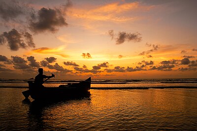 Fiskare vid stranden i Mulappilangād i Indien.