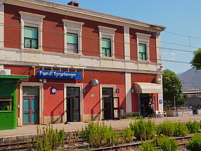 Come arrivare a Stazione Fondi-Sperlonga con i mezzi pubblici - Informazioni sul luogo