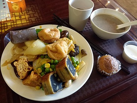 Vegetarian food at the Fenghuang Mountain temple