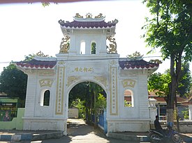 Gapura Oriental Pemakaman Tionghoa