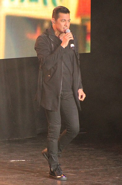 Valenciano performing in Toronto in 2014
