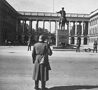 Γερμανοί φρουροί μπροστά από το μνημείο, το 1939 ή το 1940
