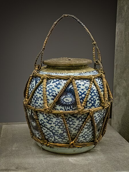 450px-Glazed_porcelain_money_jar_18th-19th_century_CE_Qing_Dynasty_China.jpg (450×600)
