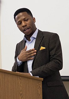 Godspower Oboido di Publik Membaca Buku di Tulsa, Oklahoma