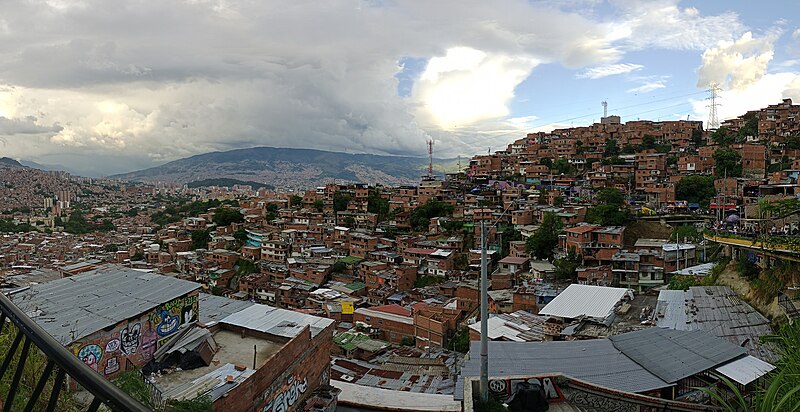 File:Graffitour, Medellín 13.jpg