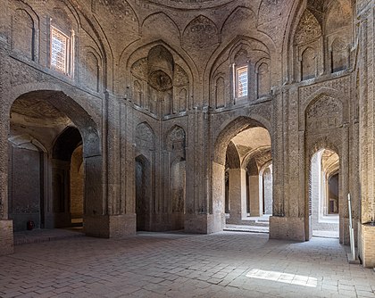 Raio de luz crepuscular na cúpula norte da Grande Mesquita de Isfahan, Isfahan, Irã. (definição 6 675 × 5 309)