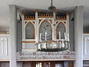 Groß Zicker, die Dorfkirche, Orgel und Radleuchter.jpg