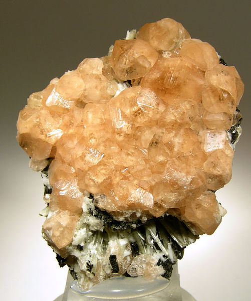 File:Grossular-40555.jpg