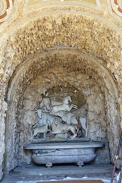 File:Grotta degli animali, centro, scuola del tribolo, 01.JPG