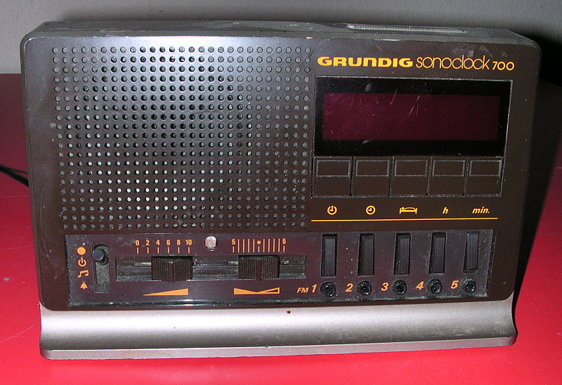 File:Grundig Sonoclock 700 braun.jpg