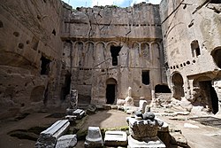 Gumusler monastiri Courtyard 1202.jpg