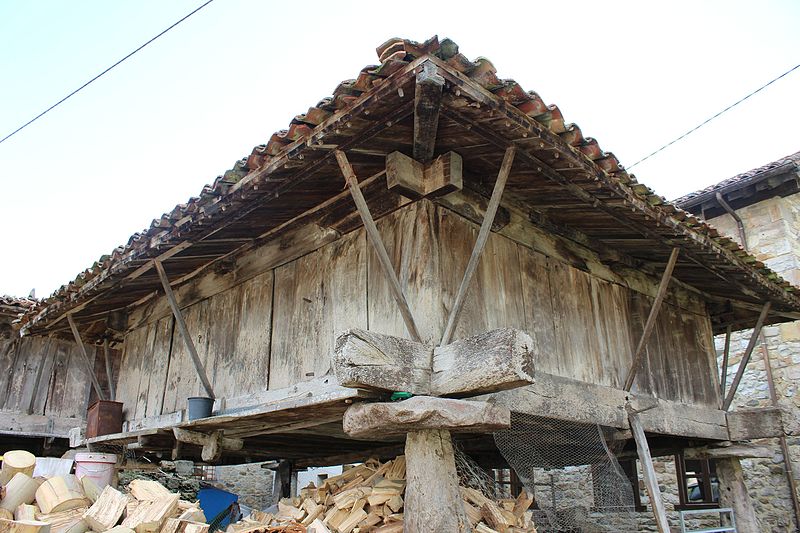 File:Hórreos de Espinaredo. Asturias. 18.jpg