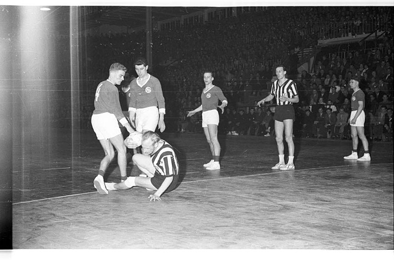 File:Handballspiel THW Kiel gegen FA Göppingen im Endspiel um die Deutsche Meisterschaft, 7-5 (Kiel 12.892).jpg