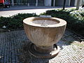 Der figurlose Traubenesserbrunnen in der Wollhausstraße (2006)