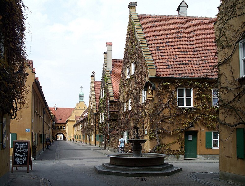 File:Herrengasse, Fuggerei, Augsburg.jpg