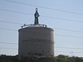 Wenn man von Haifa nach Tel Aviv fährt, kann man in Herzlia auf der linken Straßenseite dieses Denkmal für Theodor Herzl entdecken