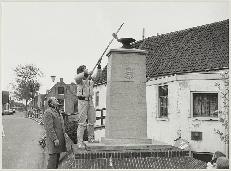 File:Het eeuwige vuur bij het verzetsmonument aan het Kerkplein wordt ontstoken door een estafette loper uit Haarlem. NL-HlmNHA 54012277.JPG