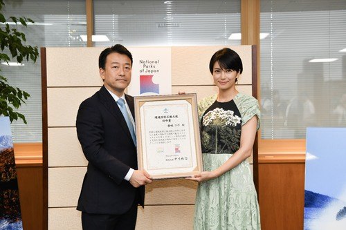 Shibasaki received the Letter of Appointment as the Goodwill Ambassador for the Environment from Hiroyoshi Sasagawa, Parliamentary Secretary of the En