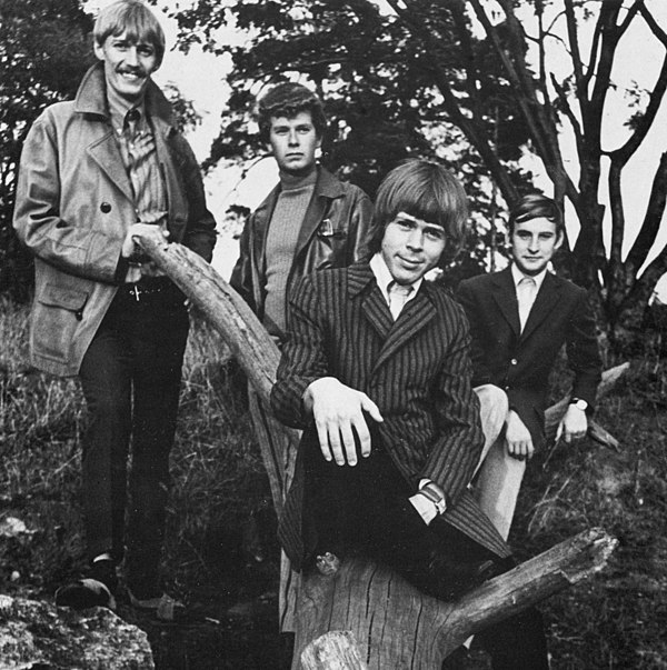 Ulvaeus (foreground) with the Hootenanny Singers