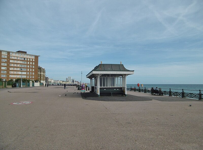 File:Hove, shelter - geograph.org.uk - 5907757.jpg