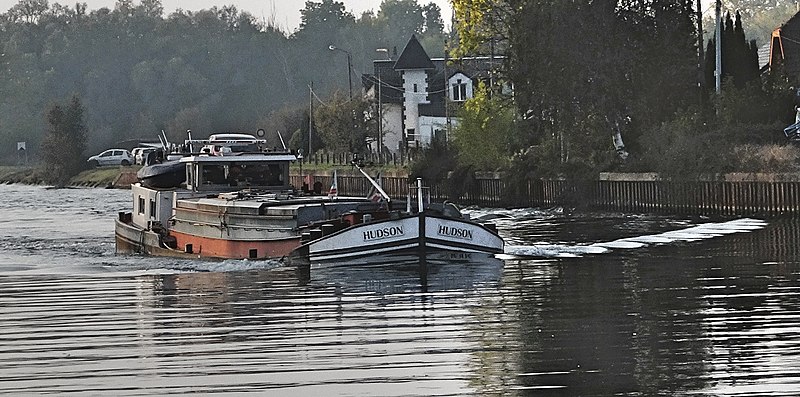 File:Hudson ( Cargo ship) sur le canal d'Aire (1).jpg