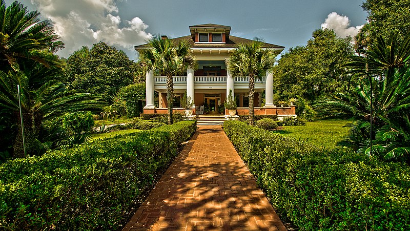 File:Hurlong Mansion-Bed and Breakfast-Entrance View.jpg