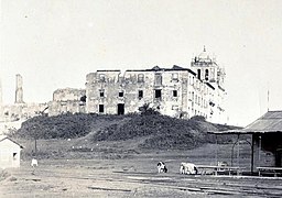 Igreja e ruínas do Convento do Carmo em 1905, dois anos antes de a Prefeitura de Olinda mandar demolir o que restava da quadra conventual.