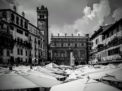 Il soffitto di Piazza delle Erbe Verona (VR) Autore: Carlo Gianfranco z Licensing: CC-BY-SA-4.0