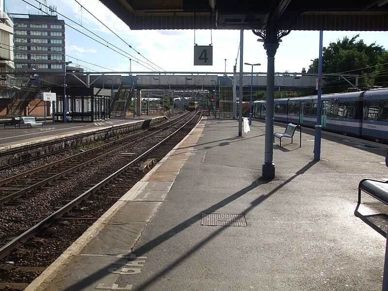File:Ilford station platform 4 and 5 look west.JPG
