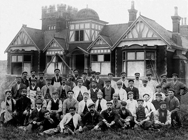 The workmen involved in the construction of Illawalla, taken shortly before its 1902 completion