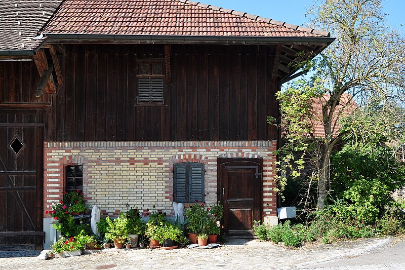 File:Illnau-Effretikon - Ehemaliges Bauernhaus, sogenanntes Hablützelhaus, Horbenerstrasse 9 2011-09-24 13-49-00.jpg