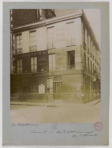 File:Immeuble, à l'angle de la rue d'Hauteville et du n°29 rue des Petites-Écuries, 10ème arrondissement, Paris. PH37651.jpg