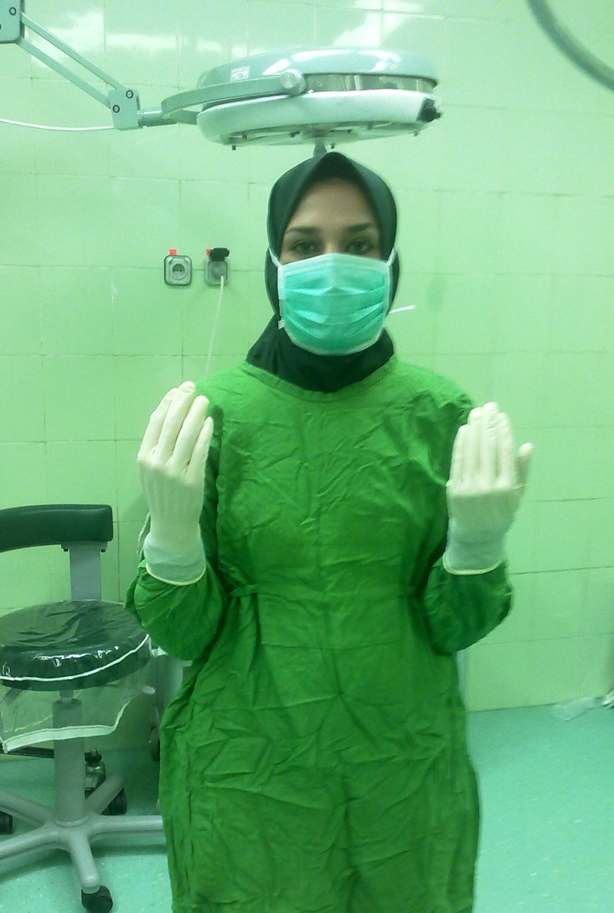 1200px Iranian surgical tecnologist with hijab