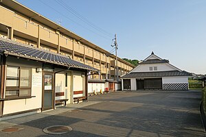 旧石井家住宅 (右奥)