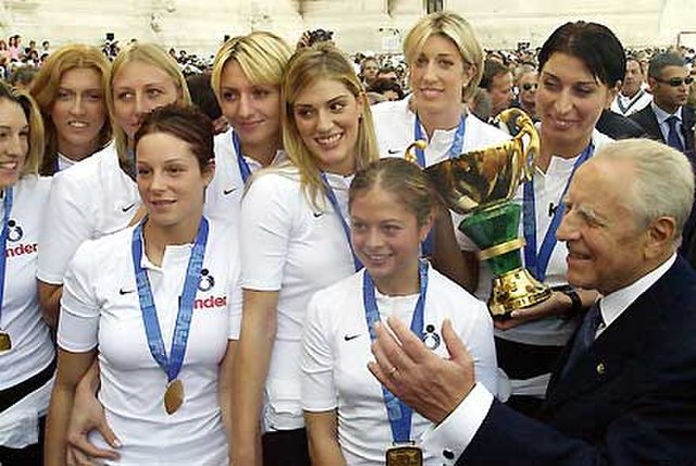 The women's national team with the President of the Italian Republic Carlo Azeglio Ciampi.
