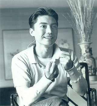 Fortune Salaire Mensuel de John Lone Combien gagne t il d argent ? 20 000 000,00 euros mensuels