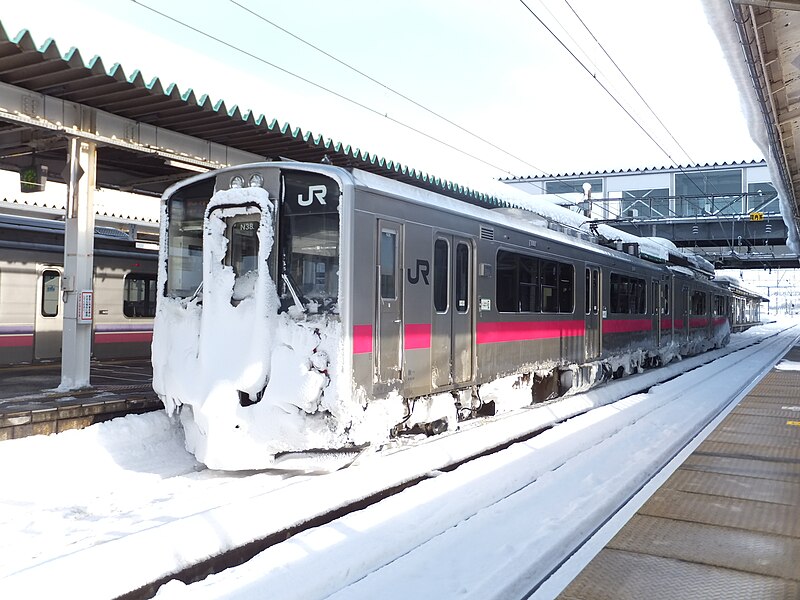 File:JR-E701 Akita color N38 at Omagari Station 20120108b.jpg